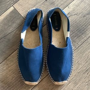 EUC Men’s blue canvas Soludos espadrilles